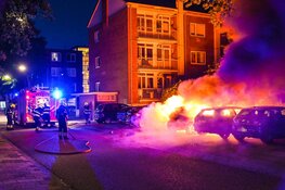 Geparkeerde auto’s gaan in vlammen op aan Laan van Kanaän in Beverwijk