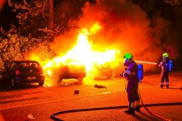 Geparkeerde auto’s gaan in vlammen op aan Laan van Kanaän in Beverwijk