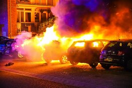 Geparkeerde auto’s gaan in vlammen op aan Laan van Kanaän in Beverwijk
