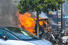 Camper vliegt in brand midden in centrum Heemskerk