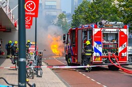 Camper vliegt in brand midden in centrum Heemskerk