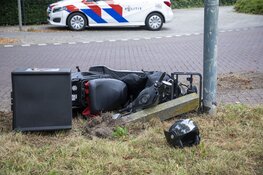 Maaltijdbezorger tegen paal tot stilstand in Bloemendaal