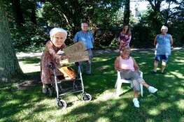 Vrijwilligster in het zonnetje gezet na het bezoeken van 500 jarige ouderen in Santpoort-Noord