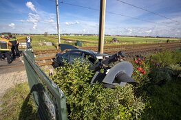 Treinverkeer Haarlem - Lisse stil na ongeval met auto bij Hillegom