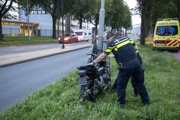 Motorrijder schiet van de weg en raakt reclamebord