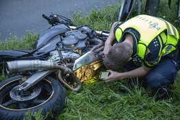 Motorrijder schiet van de weg en raakt reclamebord