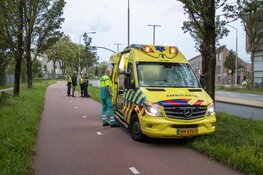 Motorrijder schiet van de weg en raakt reclamebord