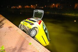Auto te water aan het Schrijverskwartier in Heemskerk