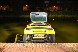 Auto te water aan het Schrijverskwartier in Heemskerk