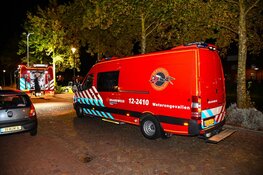 Auto te water aan het Schrijverskwartier in Heemskerk