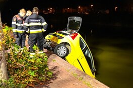 Auto te water aan het Schrijverskwartier in Heemskerk