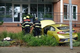 Auto tegen wooncomplex gereden in Heemskerk
