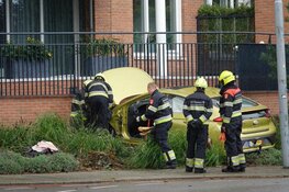 Auto tegen wooncomplex gereden in Heemskerk