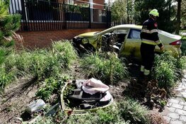 Auto tegen wooncomplex gereden in Heemskerk