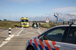 Wielrenner botst op betonnen wegafscheiding in Zandvoort
