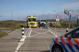 Wielrenner botst op betonnen wegafscheiding in Zandvoort