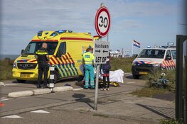 Wielrenner botst op betonnen wegafscheiding in Zandvoort