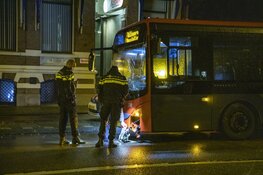 R-Net bus botst op vluchtheuvel aan de Wilhelminastraat in Haarlem