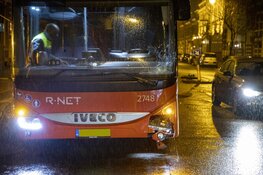 R-Net bus botst op vluchtheuvel aan de Wilhelminastraat in Haarlem