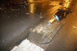 R-Net bus botst op vluchtheuvel aan de Wilhelminastraat in Haarlem