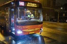 R-Net bus botst op vluchtheuvel aan de Wilhelminastraat in Haarlem