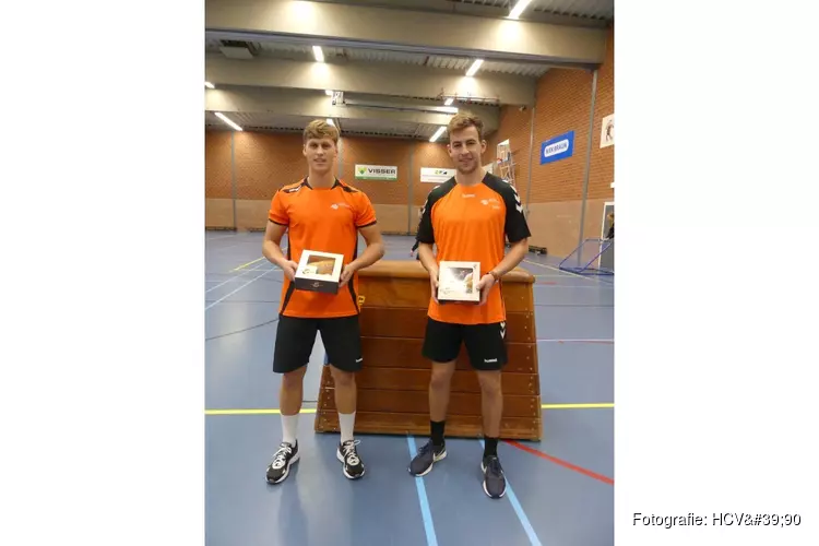 Jong Oranje talenten geeft een speciale handbalclinic aan de jeugd van HCV&#39;90