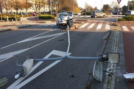 Auto ramt lantaarnpaal in Heemskerk