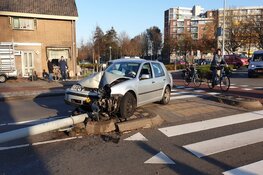 Auto ramt lantaarnpaal in Heemskerk