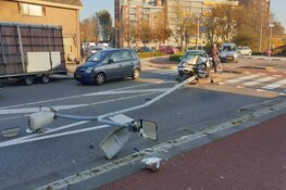 Auto ramt lantaarnpaal in Heemskerk