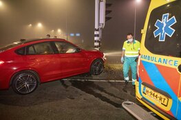Auto tegen verkeerslicht op Rijksweg in Velsen