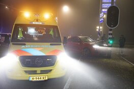 Auto tegen verkeerslicht op Rijksweg in Velsen