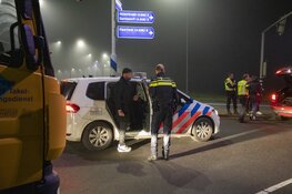 Auto tegen verkeerslicht op Rijksweg in Velsen