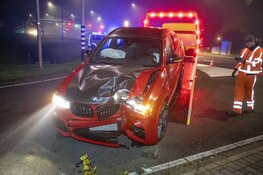 Auto tegen verkeerslicht op Rijksweg in Velsen