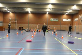 Eredivisionist HV KRAS/Volendam geeft handbal clinic aan jeugd van HCV’90