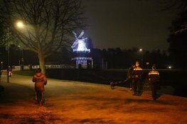 Geparkeerde auto te water gerold