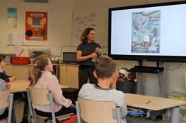 Lotte Stegeman neemt leerlingen Helmgras mee terug in de tijd