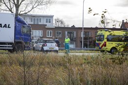 Auto geschept door vrachtwagen op de Westelijke Randweg (N208) in Haarlem