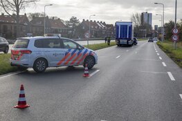 Auto geschept door vrachtwagen op de Westelijke Randweg (N208) in Haarlem