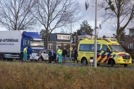 Auto geschept door vrachtwagen op de Westelijke Randweg (N208) in Haarlem