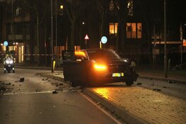 Auto verliest chassis bij crash, één zwaargewonde
