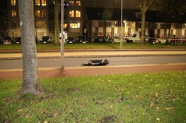 Auto verliest chassis bij crash, één zwaargewonde