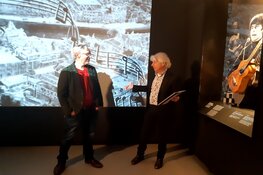 Stefan de Groot overhandigt eerste boek aan Boudewijn de Groot