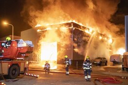Zeer grote brand in loods aan de Timmerwerf in Heemskerk