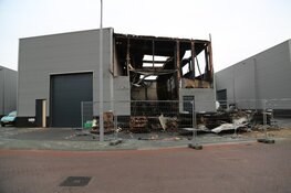 Loods door brand verwoest. Schade bij daglicht goed zichtbaar