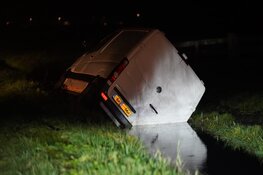 Bestelbus te water in Uitgeest: bestuurder spoorloos