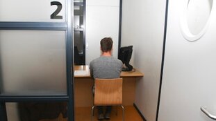 Getuigen steekincident winkelcentrum Wijkerbaan gezocht