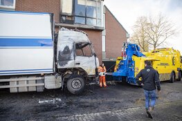 Uitgebrande vrachtwagen Daltonstraat Heemskerk afgesleept
