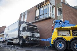Uitgebrande vrachtwagen Daltonstraat Heemskerk afgesleept