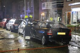 Brandende auto rolt tegen andere auto op Ruysdaelstraat IJmuiden