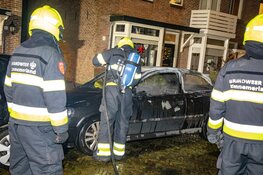Brandende auto rolt tegen andere auto op Ruysdaelstraat IJmuiden